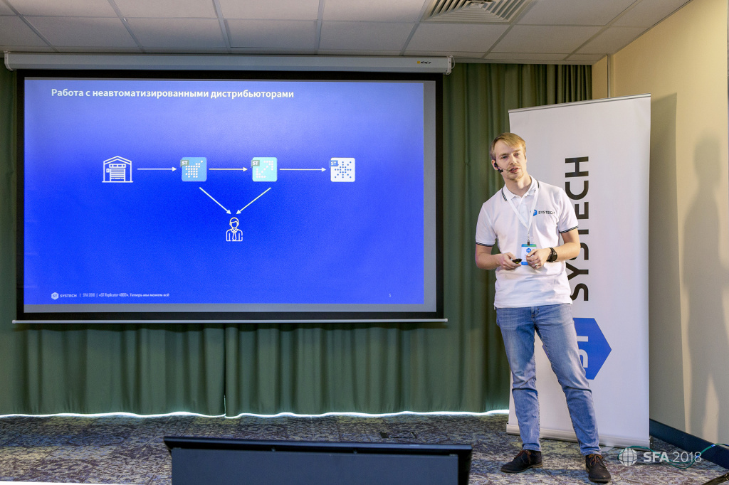IMG_3586.jpg Владимир Коваленко представляет возможности ST R4000 на конференции Systech Family Area 2018